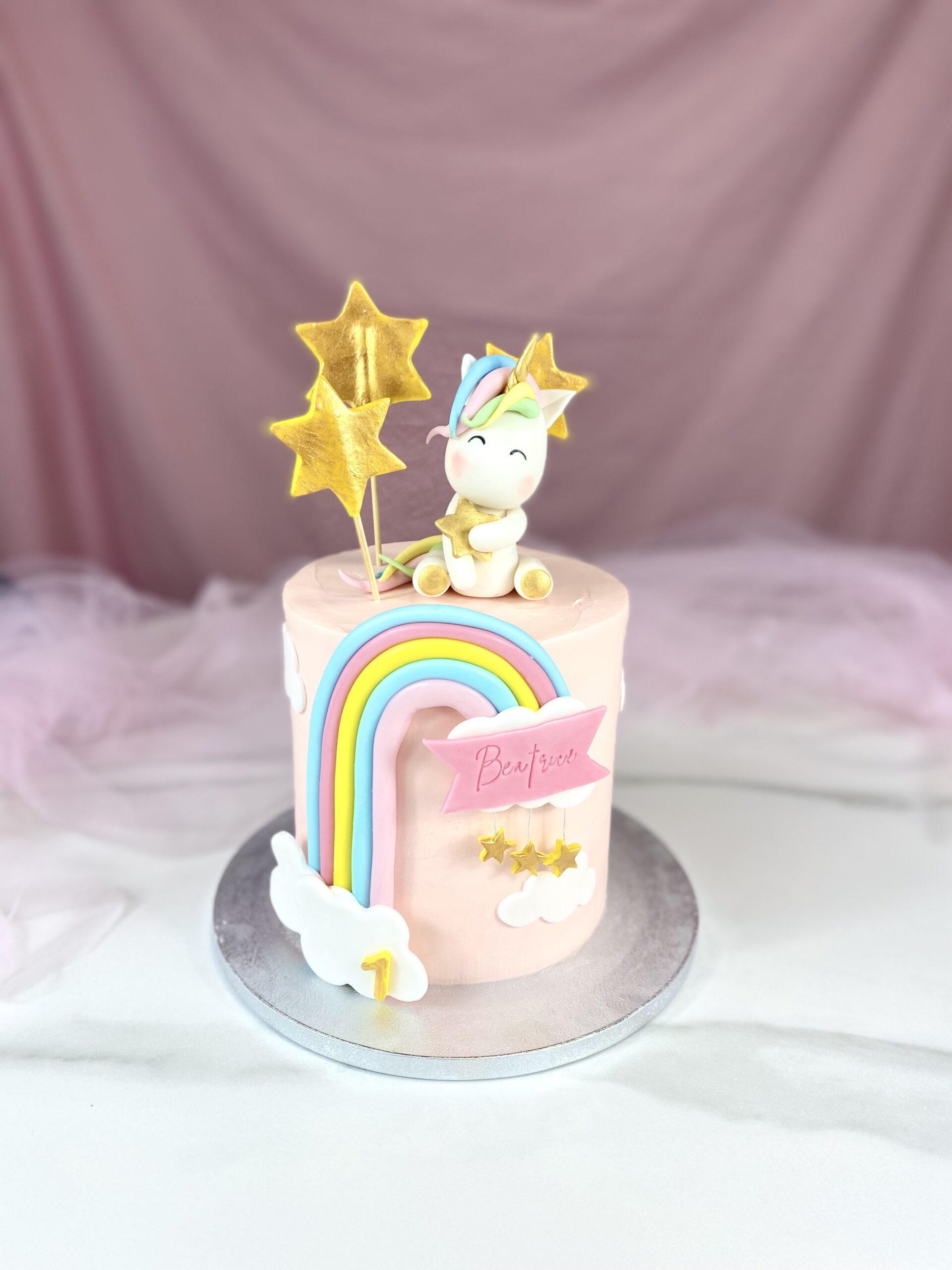 Torta con unicorno arcobaleno bambina