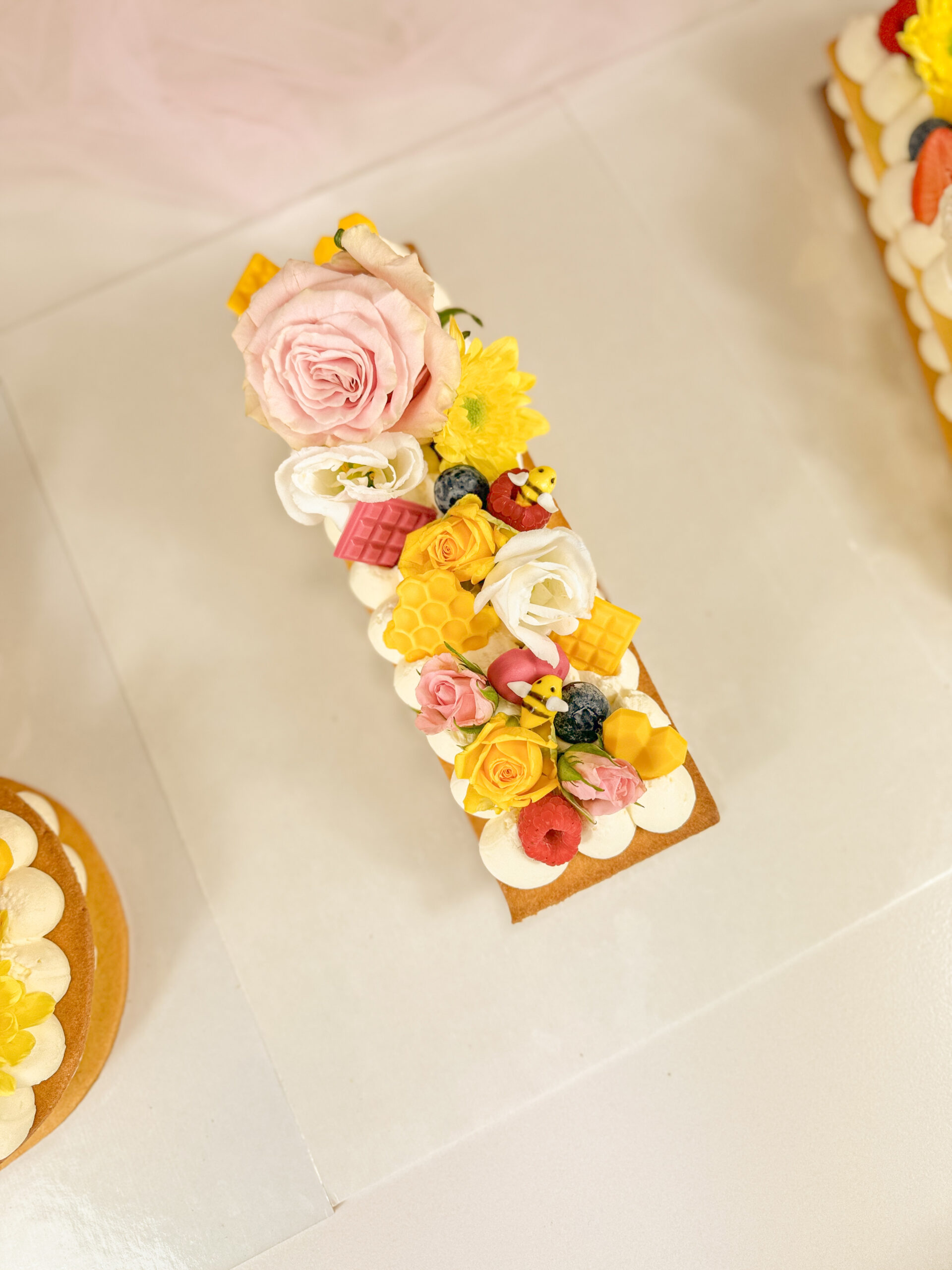 Cream tart cake fiori rosa giallo